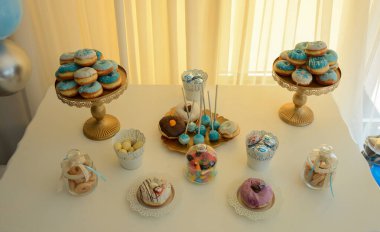 Tatlı masada renkli çörekler