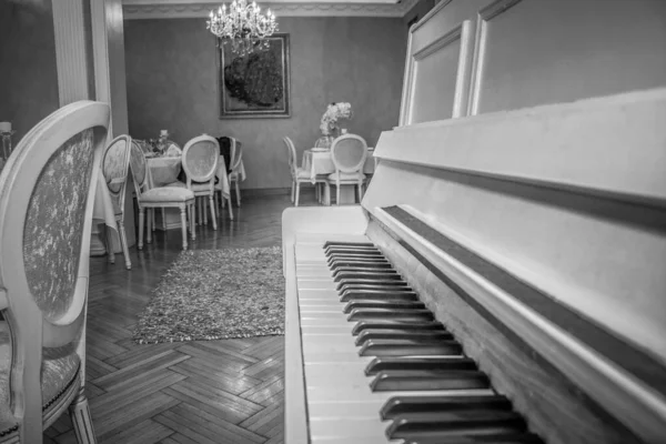 レストランでの古いスタイルのピアノ — ストック写真