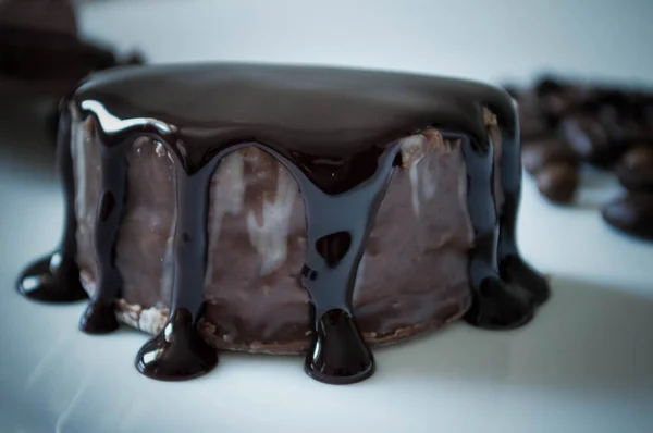 Украшенный Шоколадный Торт Тарелке Начинкой — стоковое фото