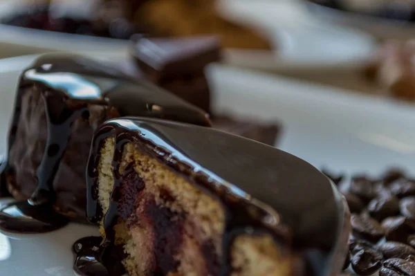 トッピングで装飾されたプレート上のチョコレートケーキ — ストック写真