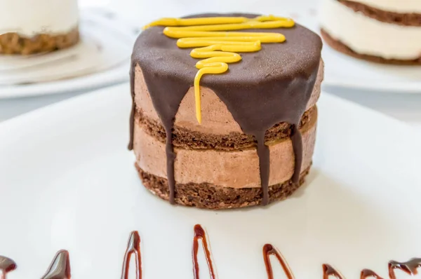 チョコレートケーキの上に溶かしたチョコレート — ストック写真