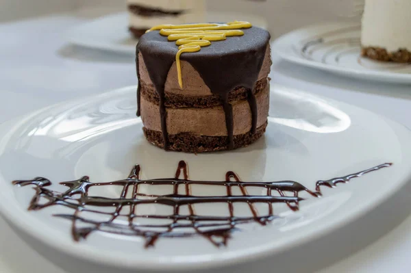 Chokladkaka Med Smält Choklad Ovanpå — Stockfoto