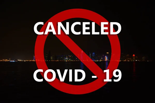 Doha Cityscape Κόκκινο Σήμα Και Κείμενο Ακυρώθηκε Covid Ταξιδιωτική Απαγόρευση — Φωτογραφία Αρχείου
