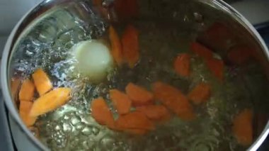 Çorba ya da sebze çorbası bir tencerede pişirilir. Yüksek kalite 4k görüntü