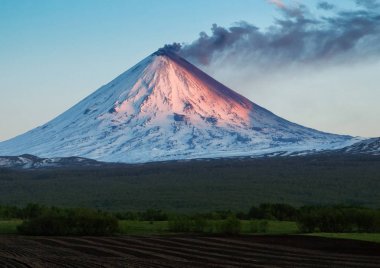 Rusya, Kamçatka Yarımadası.Klyuchevskaya sopka yanardağı. (4800 m) Avrasya'nın en yüksek aktif yanardağı.