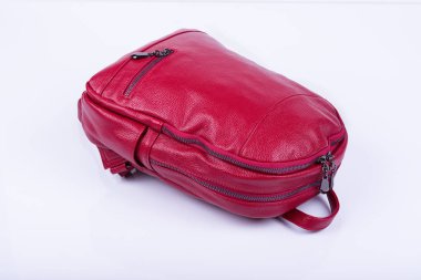Beyaz zemin üzerine kırmızı deri moda kadın sırt çantası.