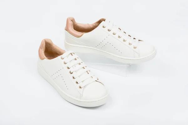 Γυναικεία Αθλητικά Παπούτσια Δερμάτινα Άσπρο Φόντο — Φωτογραφία Αρχείου