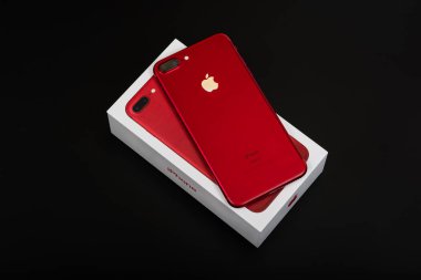 Burgas, Bulgaristan - 9 Ağustos 2018: Apple iphone 7 Plus siyah arka plan, arka yüzüne kırmızı özel baskı.