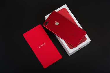 Burgas, Bulgaristan - 9 Ağustos 2018: Apple iphone 7 Plus siyah arka plan, arkadan görünüm üzerinde kırmızı özel baskı.