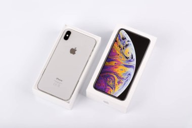 Burgas, Bulgaristan - 8 Kasım 2018: Apple iphone Xs Max Silver beyaz arka plan, arkadan görünüm.