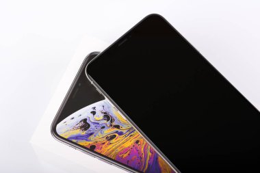Burgas, Bulgaristan - 8 Kasım 2018: Apple iphone Xs Max Silver beyaz arka plan, önden görünüm.