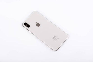 Burgas, Bulgaristan - 8 Kasım 2018: Apple iphone Xs Max Silver beyaz arka plan, arkadan görünüm.