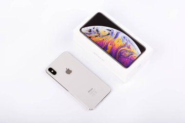 Burgas, Bulgaristan - 8 Kasım 2018: Apple iphone Xs Max Silver beyaz arka plan, arkadan görünüm.