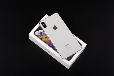 Burgas, Bulgaristan - 8 Kasım 2018: Apple iphone Xs Max Silver siyah arka plan, arkadan görünüm.