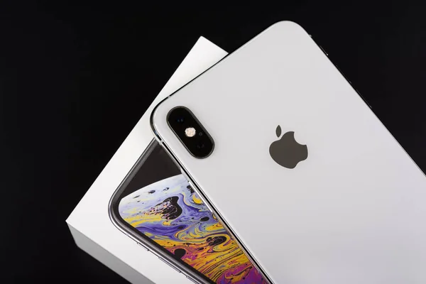 Burgas, Bułgaria - 8 listopada 2018: Apple iphone Xs Max Silver na czarnym tle, widok z tyłu — Zdjęcie stockowe