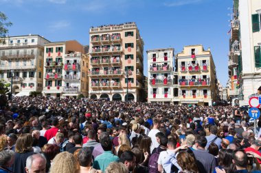 Corfu, Yunanistan - 7 Nisan 2018: Corfians kil tencere windows ve balkon Kutsal İsa'nın diriliş kutlamak için Cumartesi günü at. Paskalya pot Smashing