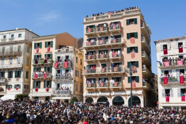 Corfu, Yunanistan - 7 Nisan 2018: Corfians kil tencere windows ve balkon Kutsal İsa'nın diriliş kutlamak için Cumartesi günü at. Paskalya pot Smashing
