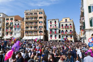 Corfu, Yunanistan - 7 Nisan 2018: Corfians kil tencere windows ve balkon Kutsal İsa'nın diriliş kutlamak için Cumartesi günü at. Paskalya pot Smashing