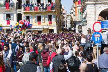 Corfu, Yunanistan - 7 Nisan 2018: Corfians kil tencere windows ve balkon Kutsal İsa'nın diriliş kutlamak için Cumartesi günü at. Paskalya pot Smashing
