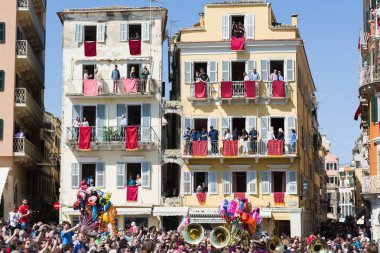 Corfu, Yunanistan - 7 Nisan 2018: Corfians kil tencere windows ve balkon Kutsal İsa'nın diriliş kutlamak için Cumartesi günü at. Paskalya pot Smashing