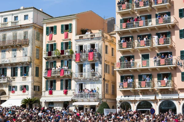 Corfu, Yunanistan - 7 Nisan 2018: Corfians kil tencere windows ve balkon Kutsal İsa'nın diriliş kutlamak için Cumartesi günü at. Paskalya pot Smashing
