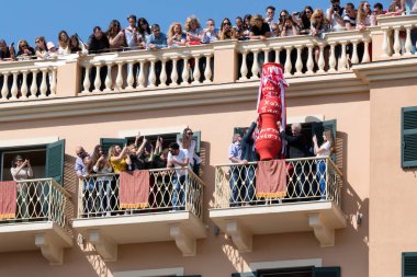 Corfu, Yunanistan - 7 Nisan 2018: Corfians kil tencere windows ve balkon Kutsal İsa'nın diriliş kutlamak için Cumartesi günü at. Paskalya pot Smashing.