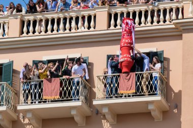 Corfu, Yunanistan - 7 Nisan 2018: Corfians kil tencere windows ve balkon Kutsal İsa'nın diriliş kutlamak için Cumartesi günü at. Paskalya pot Smashing.