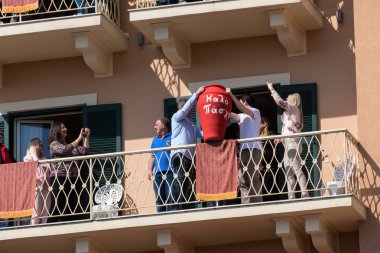 Corfu, Yunanistan - 7 Nisan 2018: Corfians kil tencere windows ve balkon Kutsal İsa'nın diriliş kutlamak için Cumartesi günü at. Paskalya pot Smashing.