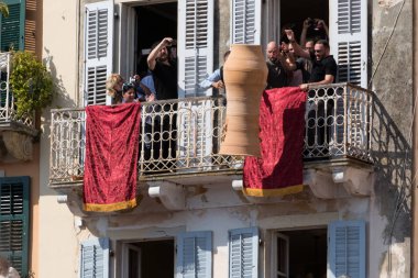 Corfu, Yunanistan - 7 Nisan 2018: Corfians kil tencere windows ve balkon Kutsal İsa'nın diriliş kutlamak için Cumartesi günü at. Paskalya pot Smashing.