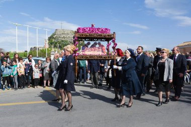 Corfu, Yunanistan - 6 Nisan 2018: Kitabesi alayı Good Friday Korfu. Her kilise düzenlemek philharmonics eşliğinde onun 