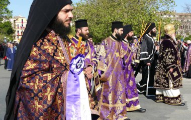 Corfu, Yunanistan - 7 Nisan 2018: Corfu, Saint Spyridon koruyucu azizi alay emanetler ile. Epitaph ve St. Spyridon dualar.