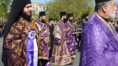 Corfu, Yunanistan - 7 Nisan 2018: Corfu, Saint Spyridon koruyucu azizi alay emanetler ile. Epitaph ve St. Spyridon dualar.
