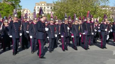 Corfu, Yunanistan - 7 Nisan 2018: Corfu Paskalya eğlenmesini oynarken Filarmoni müzisyenler. Epitaph ve St. Spyridon dualar.