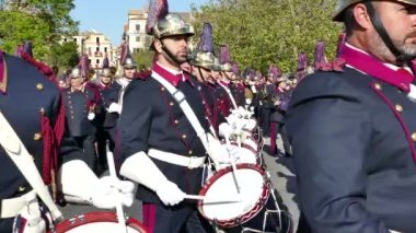 Corfu, Yunanistan - 7 Nisan 2018: Corfu Paskalya eğlenmesini oynarken Filarmoni müzisyenler. Epitaph ve St. Spyridon dualar.