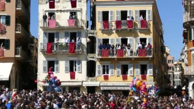 Corfu, Yunanistan - 7 Nisan 2018: Corfians kil tencere windows ve balkon Kutsal İsa'nın diriliş kutlamak için Cumartesi günü at. Paskalya pot Smashing.
