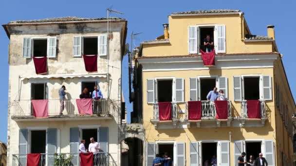 Korfu Griechenland April 2018 Korfiane Werfen Karsamstag Tontöpfe Von Fenstern — Stockvideo