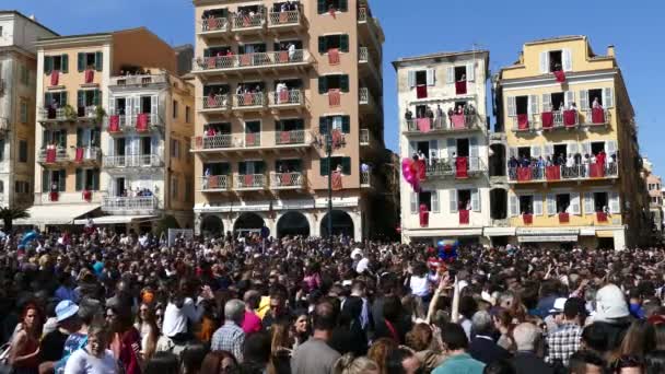 Corfu Grecia Aprile 2018 Corfiani Lanciano Vasi Argilla Finestre Balconi — Video Stock