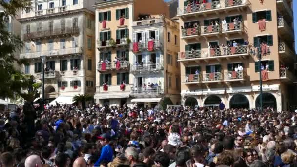 Corfu Grecia Aprile 2018 Corfiani Lanciano Vasi Argilla Finestre Balconi — Video Stock