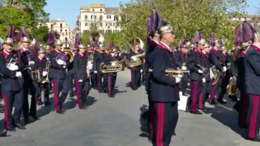 Corfu, Yunanistan - 7 Nisan 2018: Corfu Paskalya eğlenmesini oynarken Filarmoni müzisyenler. Epitaph ve St. Spyridon dualar.