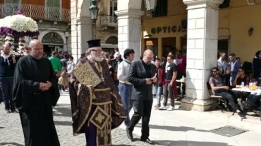 Corfu, Yunanistan - 6 Nisan 2018: Kitabesi alayı Good Friday Korfu. Her kilise düzenlemek onun Epitaphios philharmonics eşliğinde taşıyan bir ayin.