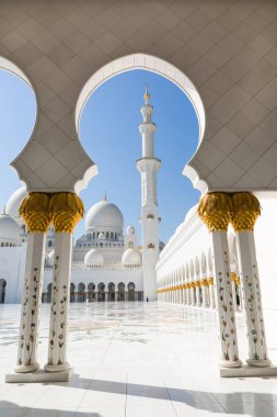 Birleşik Arap Emirlikleri 'nin başkenti Abu Dabi' deki Şeyh Zayed Büyük Camii..