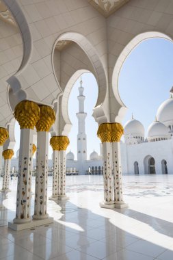 Birleşik Arap Emirlikleri 'nin başkenti Abu Dabi' deki Şeyh Zayed Büyük Camii..