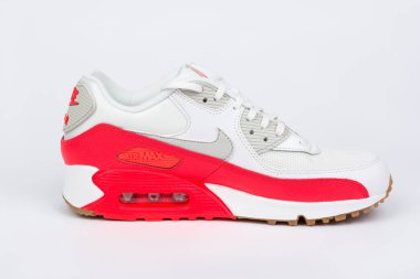 Burgas, Bulgaristan - 30 Ağustos 2016: Nike Air Max kadın - spor ayakkabı - eğitici olarak beyaz ve turuncu beyaz arka plan üzerinde ayakkabı. Nike global spor giyim ve spor ayakkabısı perakendeci olduğunu.