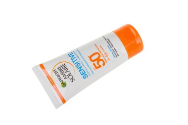 Burgas, Bulgaristan - 22 Mayıs 2017: Garnier Ambre Solaire hassas yüz ve boyun güneş kremi Spf50, 50ml beyaz, kırpma yolu ile izole.