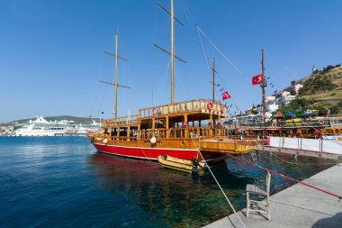 Kuşadası, Türkiye - 23 Mayıs 2015: Sightseeng turist tekneleri, Kuşadası liman, Türkiye'de.