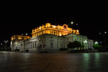 Sofia, Bulgaristan - 7 Mayıs 2018: Millet Meclisi, geceleri Bulgar Parlamentosu-Sofya, Bulgaristan.