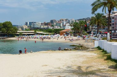 Kuşadası, Türkiye - 20 Ağustos 2017: Güzel kum plaj, Kuşadası renkli hasır şemsiye ve şezlong, Ege Denizi, Türkiye ile.