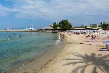 Kuşadası, Türkiye - 20 Ağustos 2017: Güzel kum plaj, Kuşadası renkli hasır şemsiye ve şezlong, Ege Denizi, Türkiye ile.