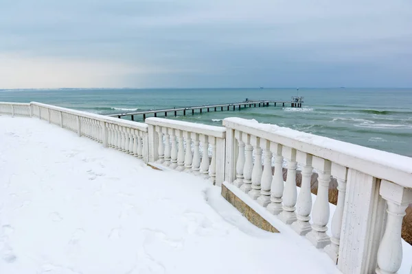 Nieve Mar Negro paisaje en la bahía de Burgas, Bulgaria. Puente de Burgas en invierno — Foto de Stock