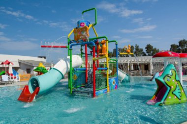 Kuşadası, Türkiye - 21 Ağustos 2017: Renkli plastik slaytları aquapark. Çocuk su Bahçesi